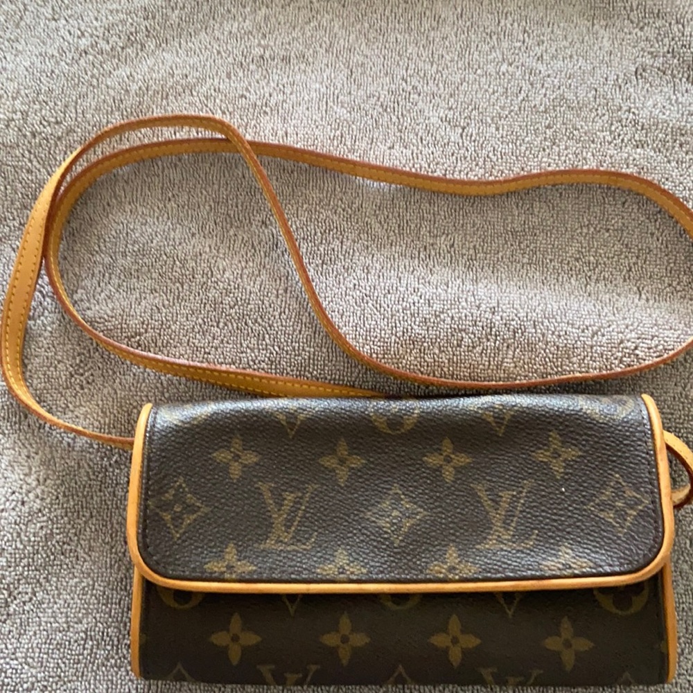 Louis Vuitton twin pochette pm